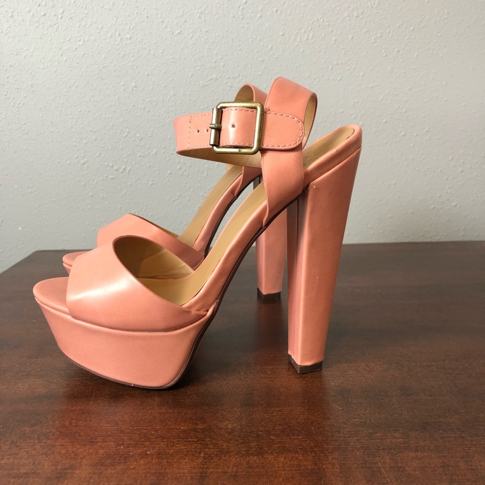 Delicious platform 5.75” heel light coral size 6/6.5